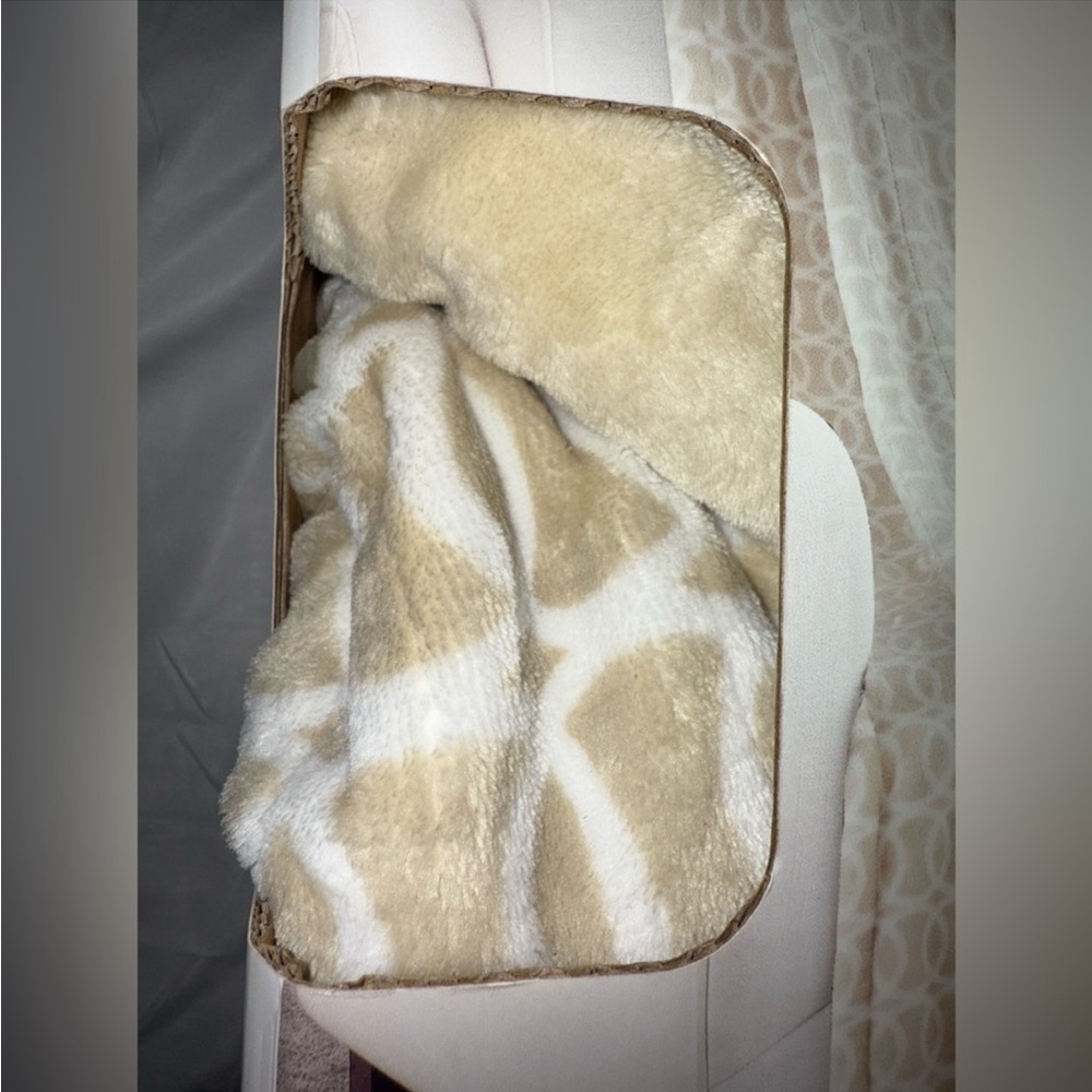 NWT Brookstone Heated Throw 50in X 60in - Picture 2 of 7